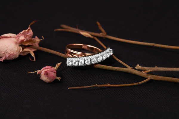 zolotoe-kolco-s-brilliantami-naturalnymi